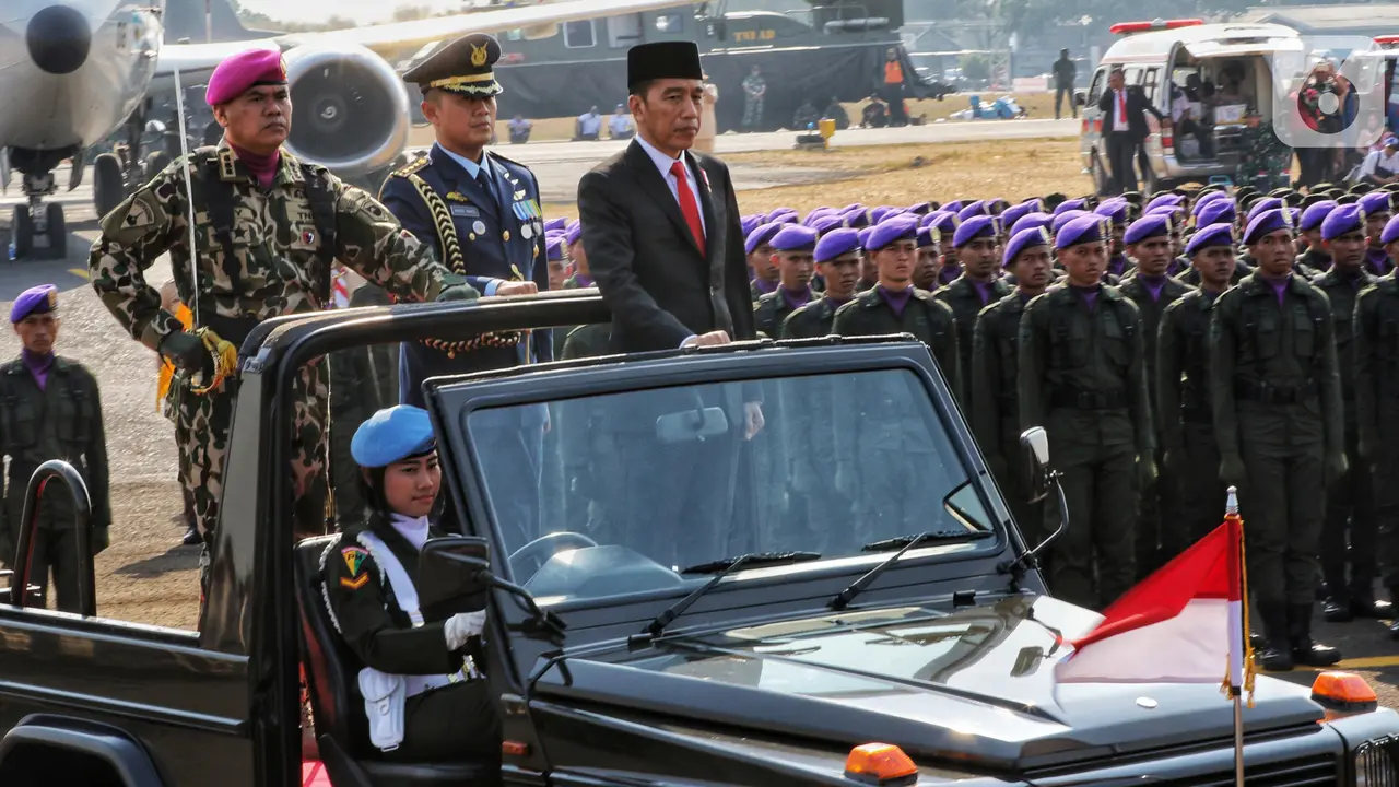 Jokowi Jadi Inspektur Upacara HUT ke-74 TNI