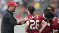 Manajer Liverpool, Juergen Klopp, memberikan instruksi kepada Andrew Robertson pada laga persahabatan melawan Hertha BSC di Stadion Olympia, Berlin, Sabtu (29/7/2017). Hertha kalah 0-3 dari Liverpool. (AP/Soeren Stache)