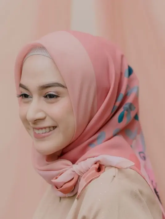 Tak hanya hijab polos, Nina Zatulini juga cukup sering tampil dengan hijab bermotif. Hijab motif bunga dua warna yang dikenakan Nina Zatulini ini sangat membuatnya jadi makin anggun. Jepretan dari angle samping yang memperlihatkan senyuman manisnya ini tentunya sukses bikin pangling bahkan tuai pujian warganet. (Liputan6.com/IG/@ninazatulini22)