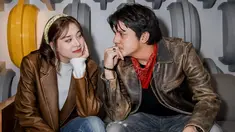 Berperan sebagai peran utama, Zee JKT48 dan Arbani Yasiz pamer keakraban dengan mengunggah foto berdua. Dalam potret yang diunggah oleh keduanya, mereka terlihat duduk saling bertatapan. Pose pemeran Ancika dan Dilan ini pun sukses membuat penggemar baper. (Liputan6.com/IG/@arbaniyasiz)