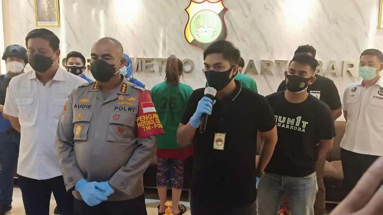 Polres Metro Jakarta Barat merilis kasus kepemilikan ganja selebgram berinisial SS