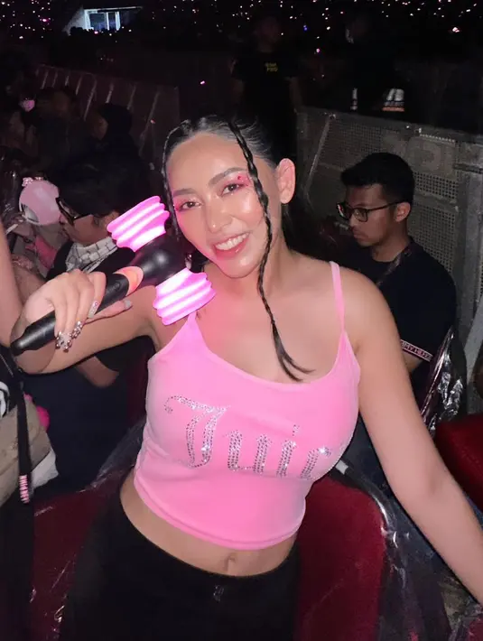 Eye makeup ala Rachel Vennya saat nonton konser BLACKPINK di Jakarta juga menarik untuk ditiru. Aplikasikan eyeshadow pink ke seluruh kelopak mata, dan tambahkan mini beads berbentuk hati hingga mutiara di area outer v mata. [@haileybieber]