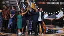 Kebahagiaan Ernest semakin bertambah, lantaran film Cek Toko Sebelah juga menang sebagai Film Bioskop Terpuji. Ungkapan bahagia terlihat dari pihak yang terlibat di film tersebut saat menerima piala di atas panggung. (Deki Prayoga/Bintang.com)