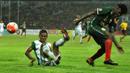 Pemain PS TNI, Abduh Lestaluhu (kiri), berebut bola dengan pemain Bhayangkara Surabaya United, Shane Andre Malcolm, dalam laga Torabika Soccer Championship 2016 di Stadion Gelora Delta, Sidoarjo, Minggu (8/5/2016). (Bola.com/Fahrizal Arnas)