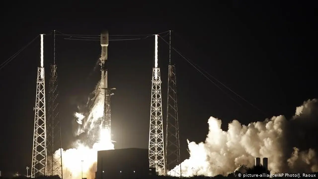 Peluncuran 60 satelit oleh SpaceX. (AFP)