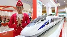 Model berdiri di samping kereta cepat Jakarta-Bandung saat Indonesia Bussiness and Development Expo 2016 di, Jakarta, Kamis (8/9). PT Kereta Cepat Indonesia-Cina menargetkan pembangunan beroperasi pada 2019. (Liputan6.com/Fery Pradolo)