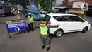 Petugas memutar balik kendaraan yang tidak dilengkapi dokumen di check point penyekatan arus mudik di kawasan Pasar Mudik, Bogor, (7/5/2021). Penyekatan pemudik pada jalur alternatif Parung diberlakukan jelang Lebaran guna mengantisipasi risiko peningkatan kasus COVID-19. (merdeka.com/Arie Basuki)