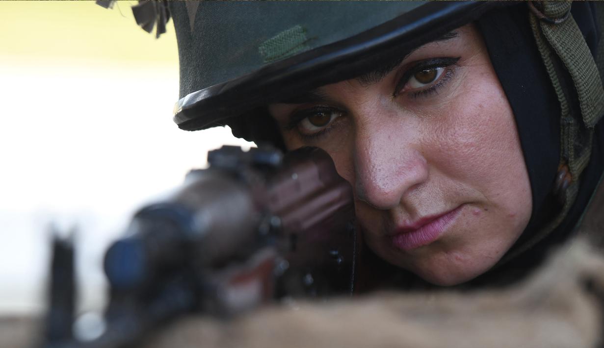 Seorang kadet tentara wanita Afghanistan membidik dengan senapan saat latihan di Akademi Pelatihan Perwira di Chennai, India (12/12/2019). Sebanyak dua puluh kadet tentara Afghanistan mengikuti program latihan militer. (AFP/Arun Sankar)