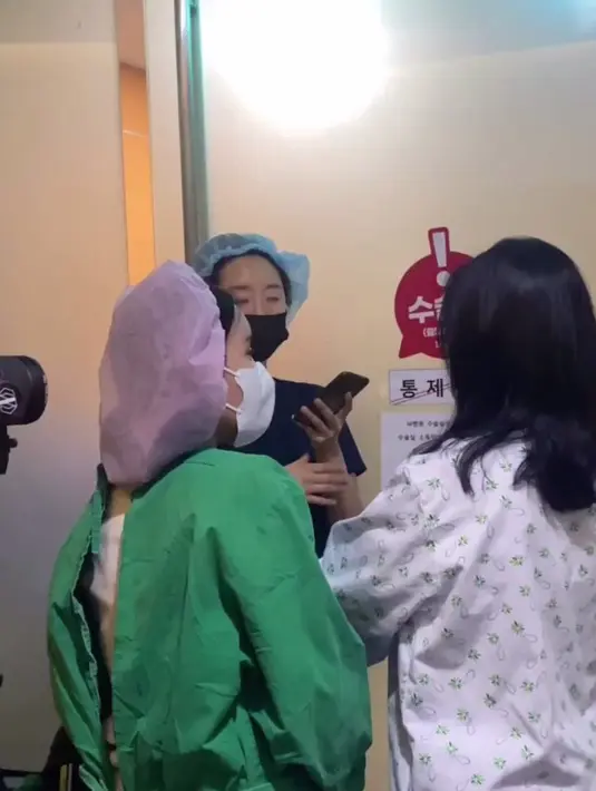 Ini merupakan detik-detik Titi DJ memasuki ruang operasi. [Instagram/titidj]