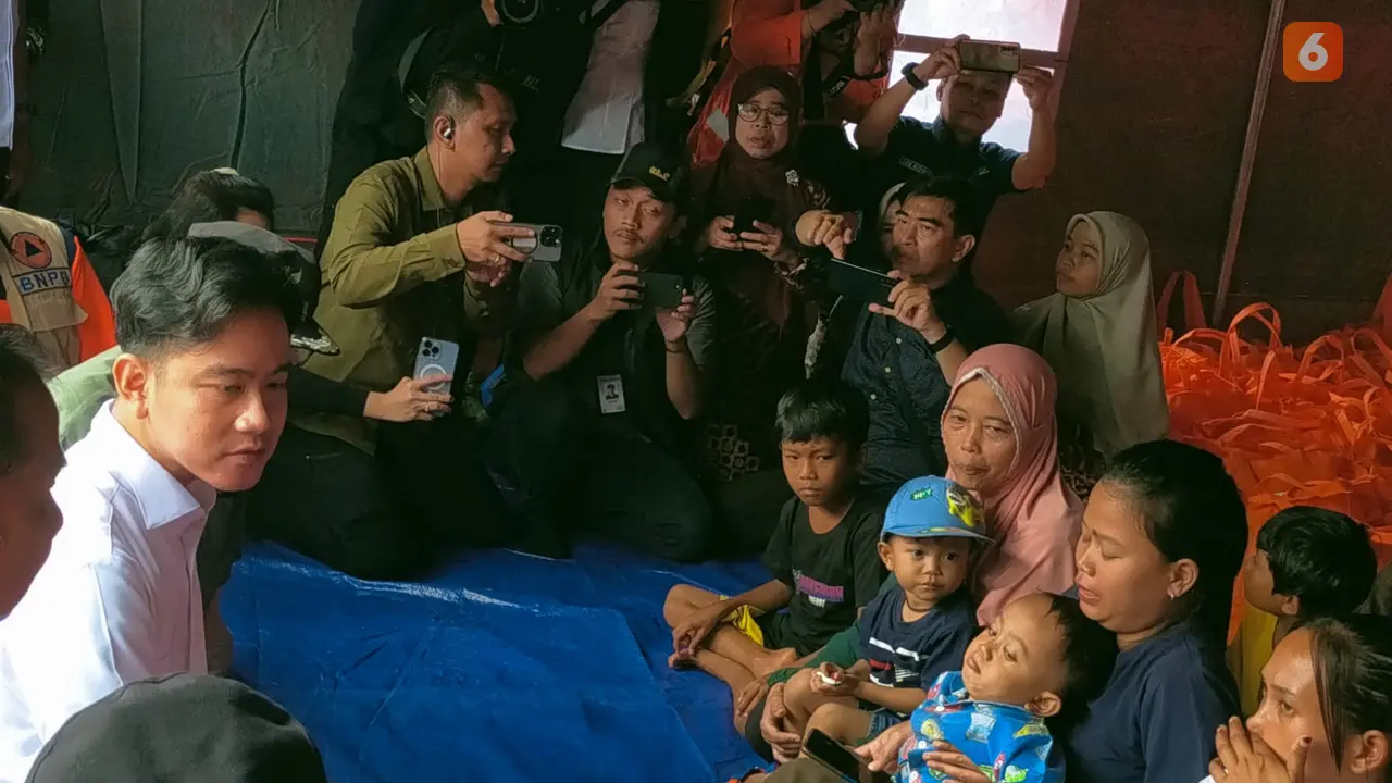 Wakil Presiden Gibran Rakabuming Raka saat meninjau kondisi pengungsi terdampang bencana pergerakan tanah di Kecamatan Cikembar Kabupaten Sukabumi (Liputan6.com/Fira Syahrin).