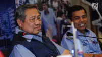 Ketua Umum DPP Partai Demokrat, Susilo Bambang Yudhoyono (kiri) jelang memimpin rapat darurat DPP Partai Demokrat di Jakarta, Rabu (3/1). Rapat berlangsung tertutup dan dihadiri sejumlah petinggi partai. (Liputan6.com/Helmi Fithriansyah)