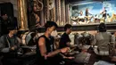 Seniman memainkan musik saat mengiringi latihan pementasan wayang orang di Gedung Pertunjukan Wayang Orang Bharata, Senen, Jakarta, Minggu (4/4/2021). Latihan tetap digelar sehingga seniman masih dapat berkarya di masa pandemi COVID-19. (merdeka.com/Iqbal S. Nugroho)