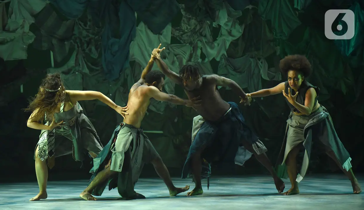 Pemain mempertunjukkan teater yang menggabungkan film, dance, dan lagu berjudul Planet Sebuah Lament di Teater Jakarta, TIM, Jakarta, Kamis (16/1/2020). Pertunjukkan ini mengusung perpaduan budaya Indonesia Timur (Melanesia) yang mengambil referensi tablo jalan salib. (Liputan6.com/Fery Pradolo)