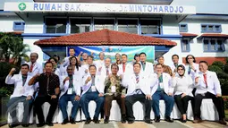 Pasangan Cagub Cawagub DKI Jakarta 2017 Agus Harimurti Yudhoyono dan Sylviana Murni foto berama dengan tim dokter saat akan menjalani tes kesehatan di RSAL Dr. Mintoharjo, Jakarta, Sabtu (24/9). (Liputan6.com/Gempur M Surya). 