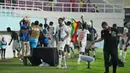 Para pemain Timnas Mali U-17 merayakan kemenangan 1-0 atas Timnas Maroko U-17 setelah berakhirnya laga perempat final Piala Dunia U-17 2023 di Stadion Manahan, Solo, Sabtu (25/11/2023). (Doc. LOC WCU17/RKY)