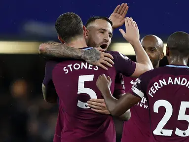 Para pemain Manchester City merayakan kemenangan atas Chelsea pada laga Premier League di Stadion Stamford Bridge, London, Sabtu (30/9/2017). Chelsea kalah 0-1 dari City. (AFP/Adrian Dennis)