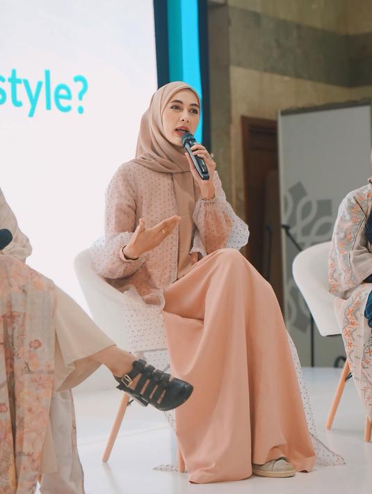 <p>Istri Baim Wong ini mengenakan busana muslim berwarna pastel yang dipadukan dengan hijab berwarna senada. (Foto: Instagram/ paula_verhoeven)</p>