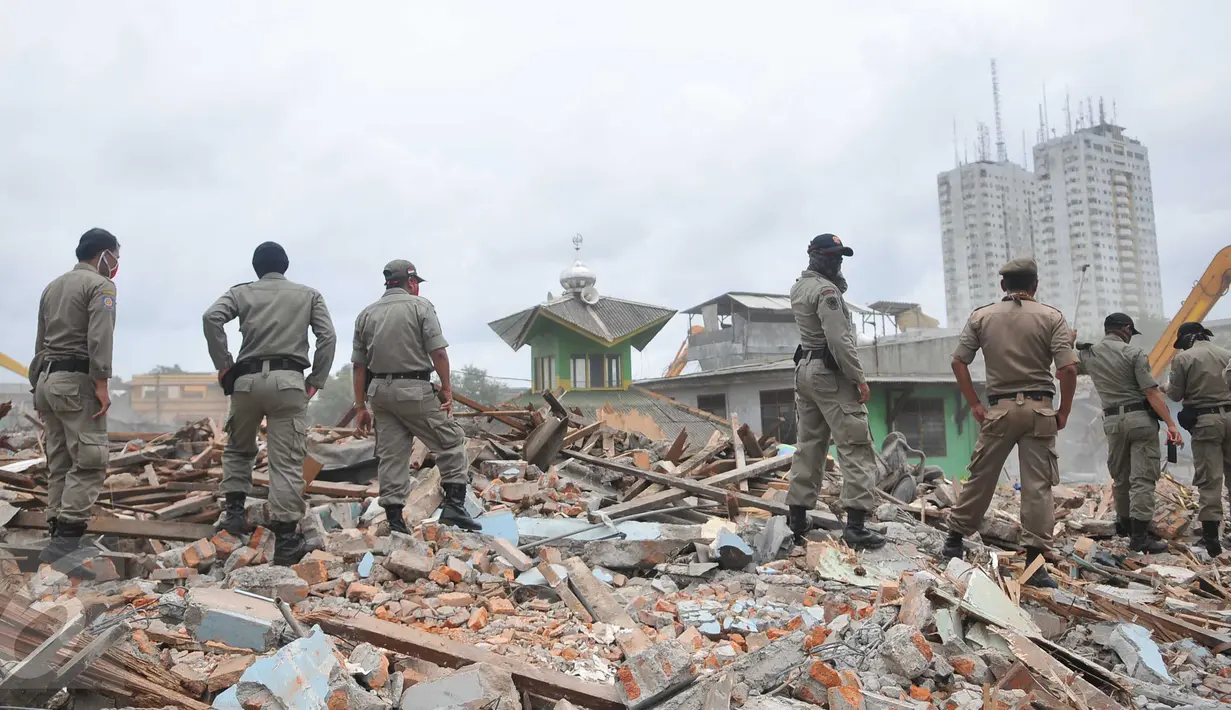 Petugas saat melihat suasana kawasan Kalijodo yang rata oleh tanah di Jakarta, Senin (29/2). Kalijodo yang dulu terkenal sebagai salah satu pusat prostitusi di Jakarta kini sudah rata dengan tanah. (Liputan6.com/Gempur M Surya)