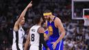 Pebasket Golden State Warriors, JaVale McGee, bersitegang dengan pebasket San Antonio Spurs, Patty Mills, pada laga final NBA Wilayah Barat di San Antonio, Sabtu (20/5/2017). Spurs kalah 108-120 dari Warriors. (AFP/Ronald Martinez)