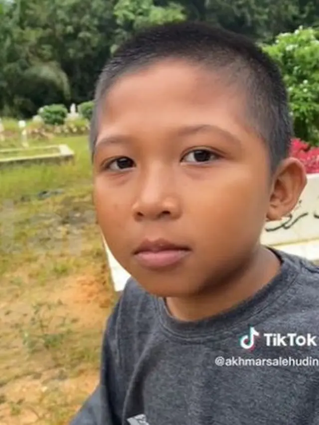 Bocah Bangun Batu Nisan