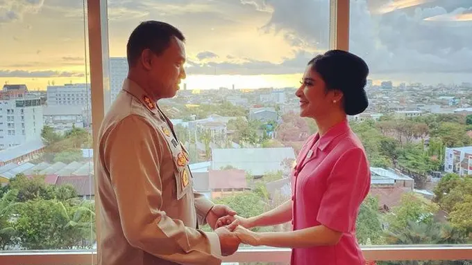 6 Potret Mesra Uut Permatasari Bareng Suami, Selalu Setia Mendampingi