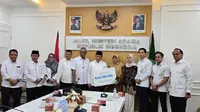 Wakil Menteri Agama Romo H. R. Muhammad Syafii bersama Direktur Kepesertaan BPJS Ketenagakerjaan Eko Nugriyanto menyerahkan santunan BPJS Ketenagakerjaan senilai Rp42 juta kepada keluarga almarhum Budi Iskandar Pulungan, petugas haji 1446 H/2025 M yang wafat usai bertugas. (Sumber: BPJS Ketenagakerjaan)