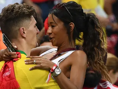 Bek Belgia, Thomas Meunier (kiri) merayakan kemenangan dengan pacarnya setelah mengalahkan Brasil pada laga perempat final Piala Dunia 2018 di Stadion Kazan Arena, Jumat (6/7). Belgia sukses memulangkan Brasil dengan skor  2-0. (AFP/Jewel SAMAD)
