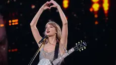 Lihat di sini penampilan ikonis Taylor Swift manggung dengan pulasan lipstik merah.
