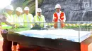 Presiden Joko Widodo atau Jokowi melihat-lihat maket pembangunan bendungan di Cibeureum, Kuningan, Jawa Barat, Jumat (25/5). (Liputan6.com/Pool/Biro Pers Setpres)