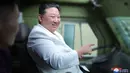 Kim sempat mencoba kendaraan tempur saat berkunjung. (STR/KCNA VIA KNS/AFP)