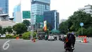 Pengendara motor melintas di kawasan persimpangan Jalan Imam Bonjol, Jakarta, Jumat(1/1/2016). Di hari libur, usai perayaan pergantian tahun 2016, sejumlah ruas jalan protokol di Jakarta terlihat lengang. (Liputan6.com/Helmi Fithriansyah)