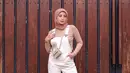 Karin Novilda atau Awkarin memang terkenal dengan gaya OOTD nya yang simpel tapi menawan. Seperti saat ini ia sering mengunggah foto OOTD nya dengan baluta hijab. Balutan hijab warna kalem ini berhasil membuat Awkarin terlihat menawan,. (Liputan6.com/IG/@awkarin)