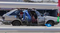Keluarga pengungsi yang meninggalkan desa mereka di Lebanon Selatan berlindung di dalam mobil mereka di jalan di kota pelabuhan selatan Sidon, Rabu 10 Juni 2026. (AP Photo/Mohammed Zaatari)