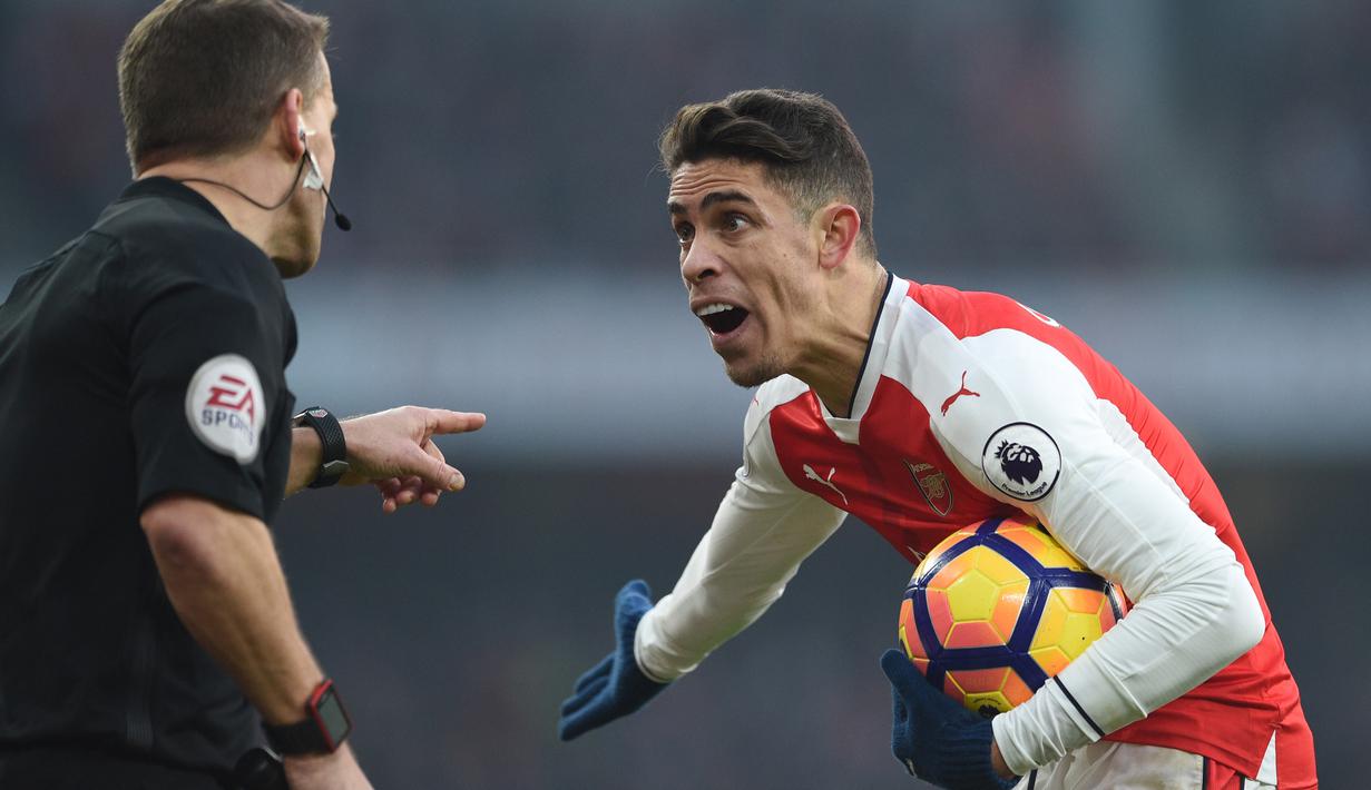 Pemain Arsenal, Gabriel melakukan protes kepada wasit saat laga melawan Burnley FC pada lanjutan Premier League di Emirates Stadium, London, (22/1/2017). Arsenal menang 2-1. (EPA/Facundo Arrizabalaga)