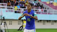 Selebrasi pemain Timnas Brasil U-17, Estevao setelah mencetak gol kedua ke gawang Ekuador U-17 dalam pertandingan babak 16 Besar Piala Dunia U-17 di Stadion Manahan, Solo, Senin (20/11/2023). (Bola.com/Arief Bagus)