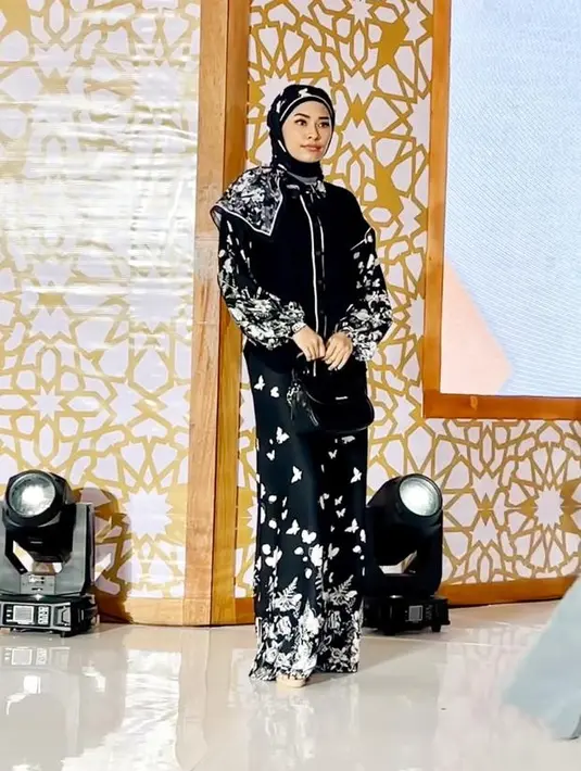 Simple tapi stylish, kamu bisa memilih satu set modest wear dengan aksen motif seperti potret ini. (Instagram/mandjha.ivangunawan).