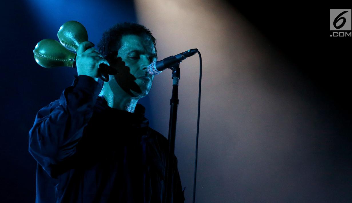 Mantan vokalis Oasis Liam Gallagher saat membawakan lagu dalam konser musik Liam Gallagher of OASIS - World Tour 2018 di Ecovention Hall Ancol, Jakarta, Minggu (14/1). (Liputan6.com/Johan Tallo)