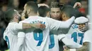 Para pemain Real Madrid merayakan gol yang dicetak Cristiano Ronaldo ke gawang Real Sociedad pada laga La Liga di Stadion Santiago Bernabeu, Sabtu (10/2/2018). Real Madrid menang 5-2 atas Real Sociedad. (AP/Francisco Seco)