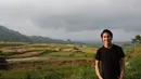 Bahkan seleb tampan berusia 20 tahun ini sangat menyukai pemandangan hamparan sawah. Hamparan sawah didapatkan Teuku Rassya saat berlibur ke Sumatra Barat. Dengan bergaya simpel dan casual, Rassya mampu terlihat sangat memukau.(Liputan6.com/IG/@teukurassya)