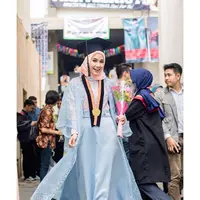 Pilihan dress kebaya untuk kamu yang berhijab dengan  siluet loose dan aksen outerwear seperti yang dipakai Anisa Rahma (Instagram @anisarahma_12)