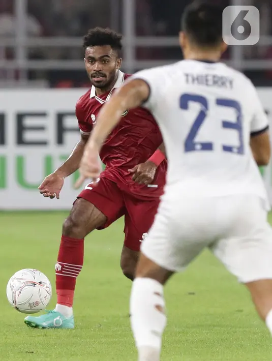 Pemain belakang timnas Indonesia, Yakob Sayuri (kiri) berusaha melewati Bin Chantha Cheary (Kamboja) pada kualifikasi Grup A Piala AFF 2022 di Stadion Utama Gelora Bung Karno, Jakarta, Jumat (23/12/2022). Indonesia unggul 2-1 atas Kamboja. (Liputan6.com/Helmi Fithriansyah)