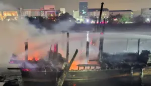 Kebakaran 3 Kapal di Muara Baru, Petugas Berjibaku Padamkan Api