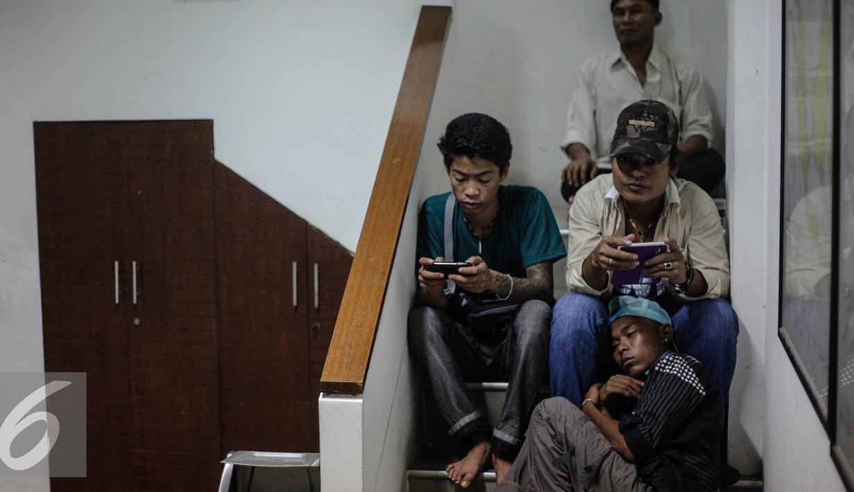 Sejumlah warga negara Myanmar beristirahat di Bareskrim Mabes Polri, Jakarta, Rabu (5/8/2015). Sebanyak 45 warga negara Myanmar dievakuasi dari hotel fiducia yang diduga menjadi korban perdagangan orang di Ambon. (Liputan6.com/Faizal Fanani)