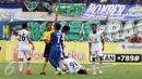 Pesepakbola Persiba, Arifki Eka Putra (7) diganjar kartu kuning saat laga melawan Martapura FC di lanjutan Piala Presiden 2015 di Stadion Si Jalak Harupat, Bandung, Minggu (9/6/2015). Persiba unggul 3-2 atas Martapura FC. (Liputan6.com/Helmi Fithriansyah)