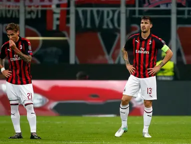 Ekspresi pemain AC Milan, Gonzalo Higuain (kiri), Lucas Biglia (tengah), dan Alessio Romagnoli setelah pemain Real Betis mencetak gol ke gawang mereka dalam Grup F Liga Europa di Stadion San Siro, Milan, Italia, Kamis (25/10). (AP Photo/Antonio Calanni)