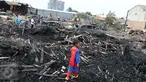 Seorang bocah berdiri di atas puing-puing kebakaran yang menghanguskan lapak kayu di kawasan Rawa Buaya, Jakarta Barat, Rabu (4/1). Banyak warga yang terlihat mengumpulkan apa yang bisa diambil dari sisa puing bangunan itu. (Liputan6.com/Angga Yuniar)