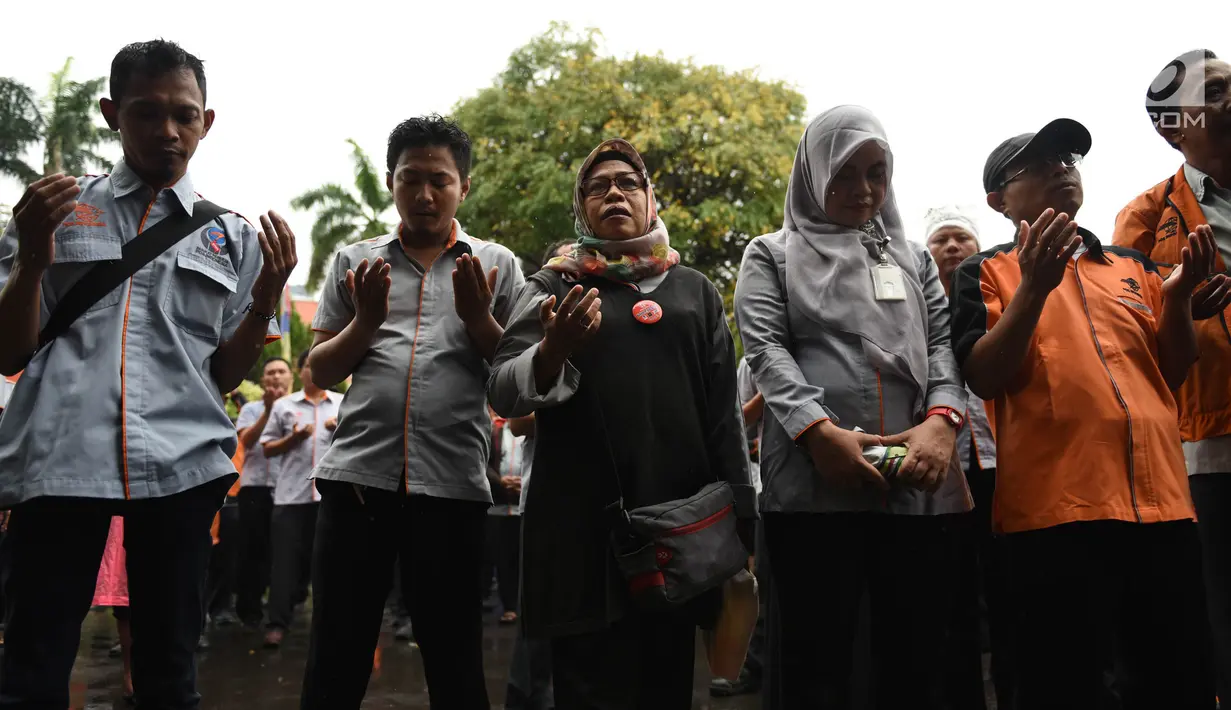 Karyawan PT Pos Indonesia memanjatkan doa saat berunjuk rasa di depan Gedung Direksi PT Pos Indonesia, Jakarta, Senin (25/6). Mereka menuntut direksi membagi keuntungan kepada para pekerja sesuai dengan perjanjian kerja sama. (Liputan6.com/Arya Manggala)