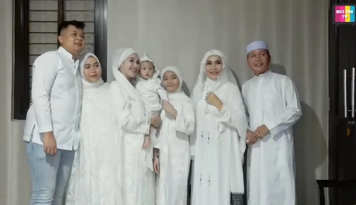 Begitu pula dengan sang putri, Biliqs, serta ibu dan ayah Ayu Ting Ting yang mengenakan pakaian warna senada dengan sang putri. [@ayutingting92]