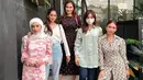 Begitu pula saat berbuka puasa bersama teman-temannya. Selvi tampil cantik dalam balutan hijab warna putih. (Instagram/selvikitty).