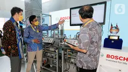 Perwakilan delegasi Sherpa Meeting G20 melihat Solusi Mechatronics Training System (mMS 4.0) Gedung PIDI 4.0 Kemenperin, Jakarta, Rabu (8/12/2021). Kemenperin menargetkan melatih lebih dari 1,5 juta pekerja dari sektor industri dalam penerapan Industri 4.0 untuk 5 tahun. (Liputan6.com/HO/Bosch)